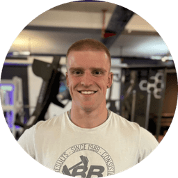 Es zeigt Luis Hartenfeller. Ein junger sportlicher Mann, welcher lächelt.